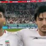 国歌を斉唱するイランの選手たち