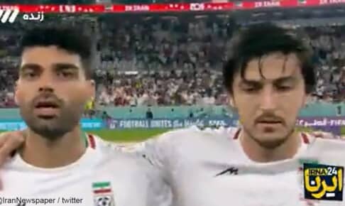 国歌を斉唱するイランの選手たち
