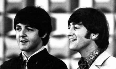 ポール・マッカートニーと、ジョン・レノン（1966年） Photo: Various/New Orient/Shutterstock