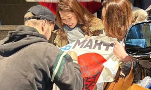 日本の国旗にサインするマーティン・ギャリックス