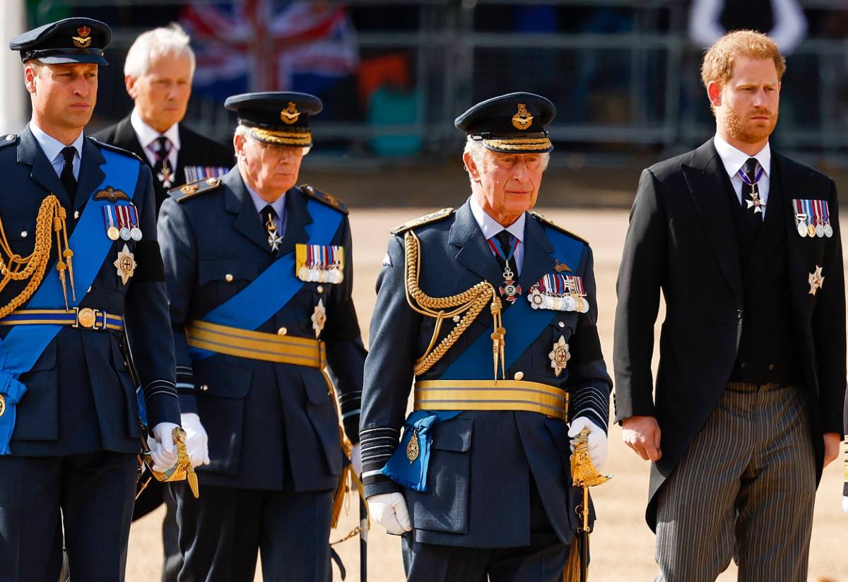 （写真右から）ヘンリー王子、チャールズ国王、ウィリアム皇太子（※左端）Photo : Jeff J Mitchell/WPA Pool/Shutterstock