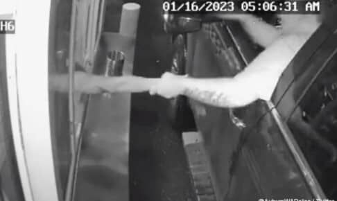 警察が公開した映像からの一コマ