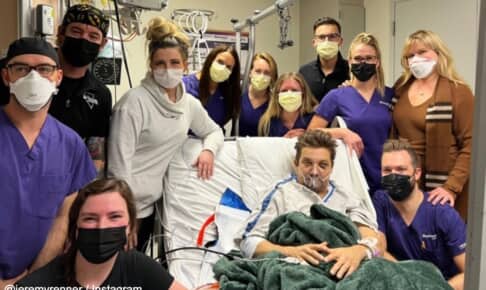 ジェレミー・レナーと、医療スタッフたち