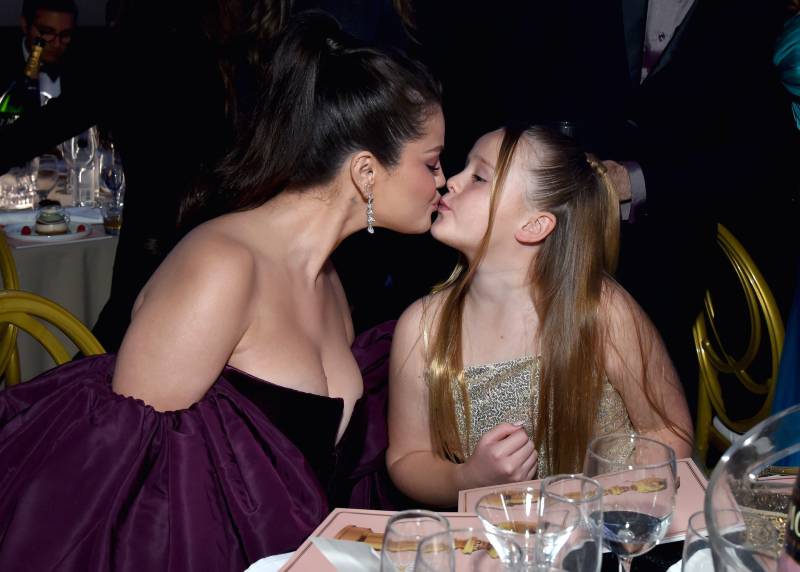 授賞式の合間にキスをするセレーナとグレイシーちゃん Photo： Shutterstock for HFPA