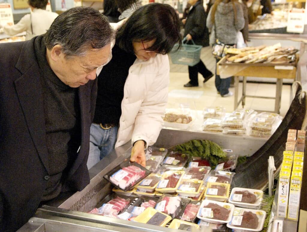 クジラ肉が売られている日本の鮮魚売り場（2009年） Photo: Keizo Mori/UPI/Shutterstock