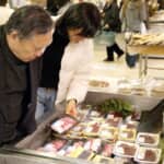 クジラ肉が売られている日本の鮮魚売り場（2009年） Photo: Keizo Mori/UPI/Shutterstock