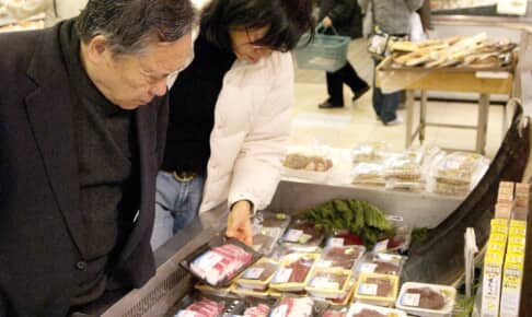 クジラ肉が売られている日本の鮮魚売り場（2009年） Photo: Keizo Mori/UPI/Shutterstock