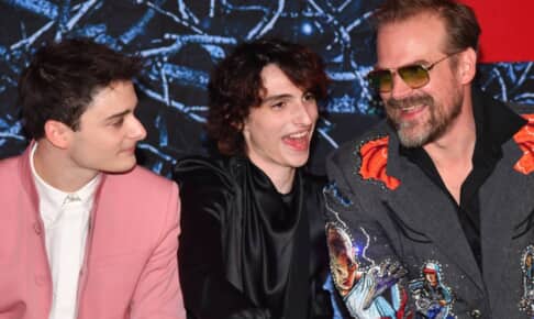 （写真左から）ノア・シュナップ、フィン・ウルフハード、デヴィッド・ハーバー Photo： Stephen Lovekin/Shutterstock