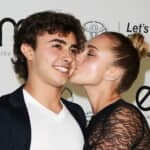 ジャンセンにキスをする姉ヘイデン・パネッティーア（2013年10月） Photo： Startraks/Shutterstock