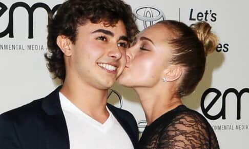 ジャンセンにキスをする姉ヘイデン・パネッティーア（2013年10月） Photo： Startraks/Shutterstock