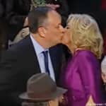 ダグ・エムホフ氏の口にキスをするジル・バイデン氏