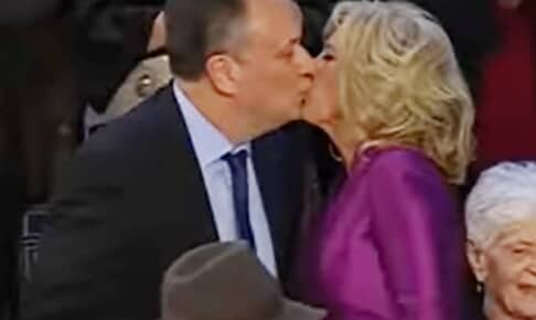 ダグ・エムホフ氏の口にキスをするジル・バイデン氏