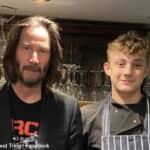 キアヌ・リーブスと、パブ「The Robin Hood」のスタッフ