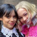 ジェナ・オルテガ（左）とエマ・マイヤーズ