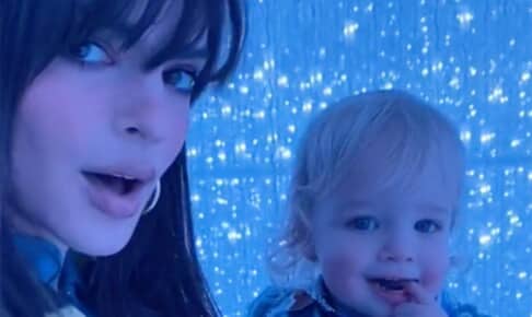 エミリー・ラタコウスキーと、息子のシルベスター