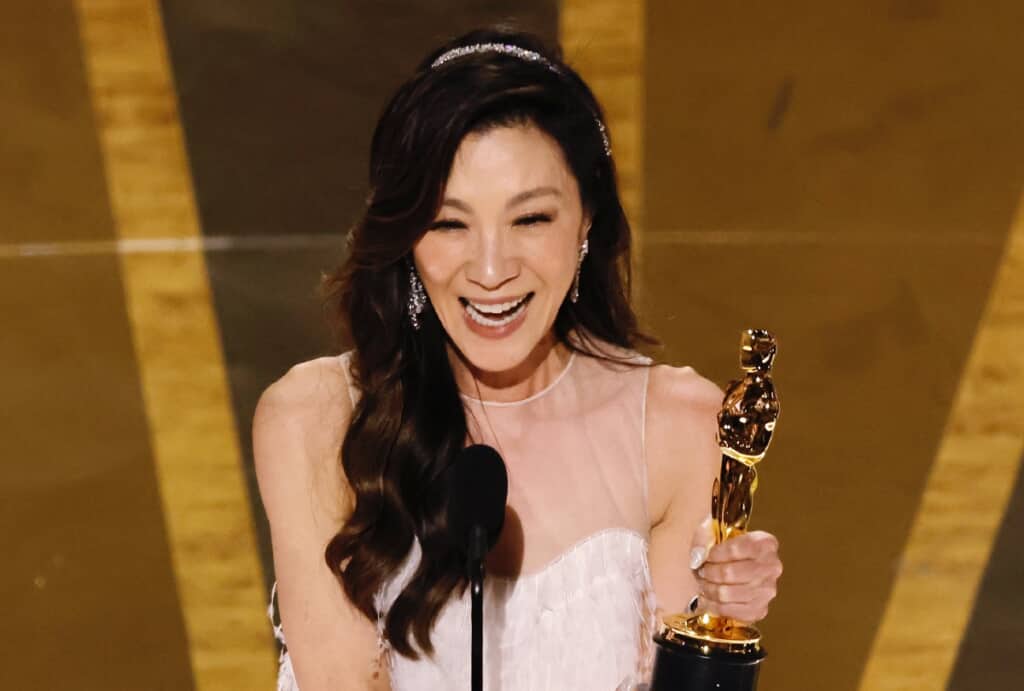 アジア人初の主演女優賞に輝いたミシェル・ヨー、マレーシア在住の母にテレビ電話でオスカー獲得を報告！ 母娘で大興奮する姿が話題に[動画あり