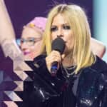 アヴリル・ラヴィーンと、乱入した女性 Photo: Canadian Press/Shutterstock