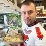 コオロギアイスを持つトーマス・ミスコリンさん