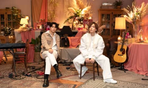 ENHYPEN・JAY（左）、優里 (P)&(C) BELIFT LAB Inc.