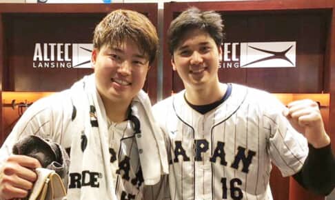 村上宗隆選手（左）、大谷翔平選手