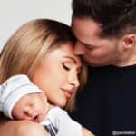 長男を抱くパリス・ヒルトンとパリスにキスをする夫カーター・リウム