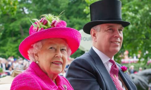 故エリザベス女王と、アンドルー王子（2017年） Photo: Maureen McLean/Shutterstock