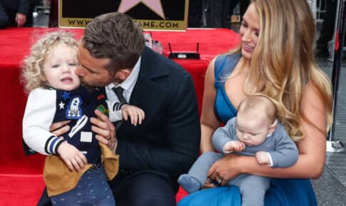 長女ジェームズちゃんにキスするライアン・レイノルズ Photo： Image Press Agency/NurPhoto/Shutterstock