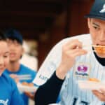 からあげ弁当を頬張る佐々木朗希選手（右）