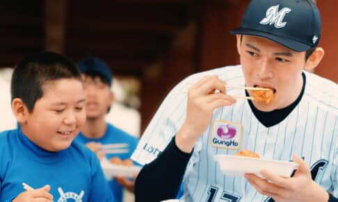 からあげ弁当を頬張る佐々木朗希選手（右）