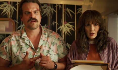 ドラマ版でホッパーとジョイスを演じているデヴィッド・ハーバー（左）とウィノナ・ライダー Photo： Netflix/Kobal/Shutterstock