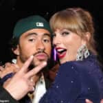 グラミー賞でのバッド・バニー（左）とテイラー・スウィフト