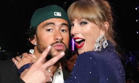 グラミー賞でのバッド・バニー（左）とテイラー・スウィフト