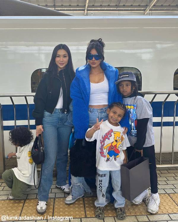 新幹線の前で記念撮影をするキムたち @kimkardashian / Instagram