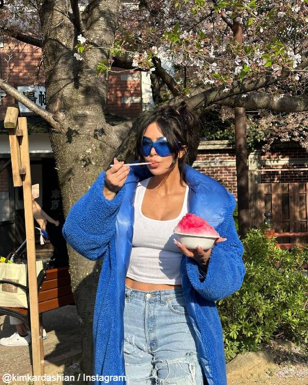 かき氷を食べるキム・カーダシアン @kimkardashian / Instagram