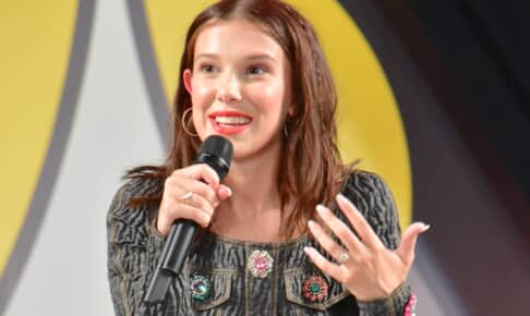 ミリー・ボビー・ブラウン、左手薬指に婚約指輪がキラリ