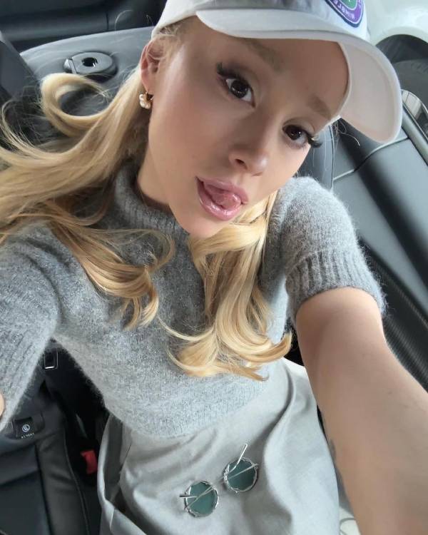 @arianagrande / Instagram