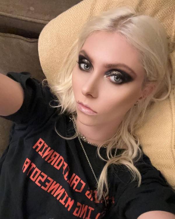 @taylormomsen / Instagram