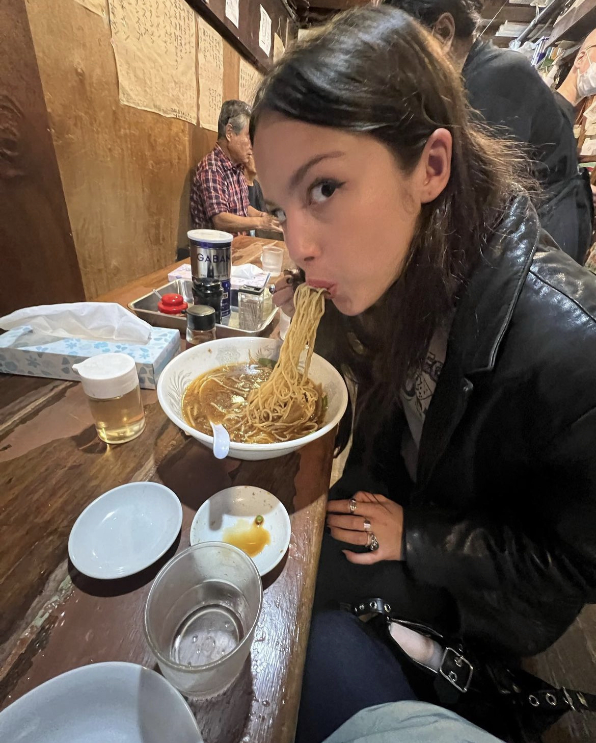 つい先日初来日し、日本の食事も楽しんだオリヴィア・ロドリ @oliviarodrigo / Instagram