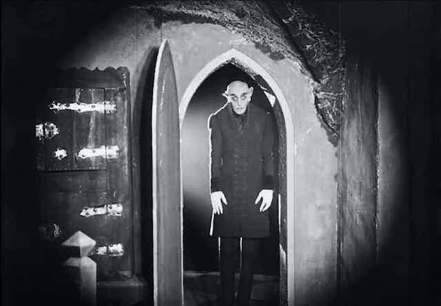 『吸血鬼ノスフェラトゥ（1922）』の不気味な場面写真