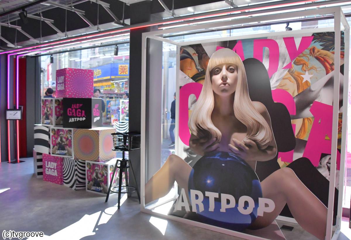 「LADY GAGA ARTPOP POP UP」