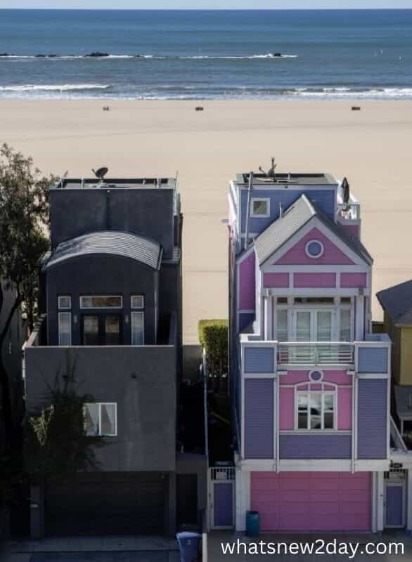 サンタモニカにあるこの2軒の家が、「Obey」と「Happier」のようだ、とネットミーム化しているそうだ