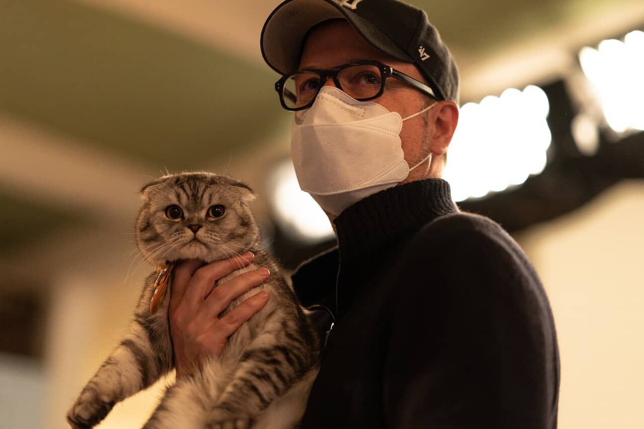 アルフィー役の猫チップとマシュー・ヴォーン監督© Universal Pictures