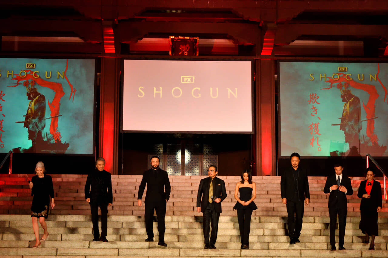 階段を下りてくるクールな「SHOGUN」チーム ©︎ tvgroove