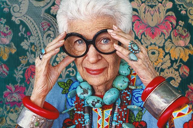 アイリス・アプフェルが102歳で死去（『アイリス・アプフェル！94歳のニューヨーカー』©︎IRIS APFEL FILM, LLC.）