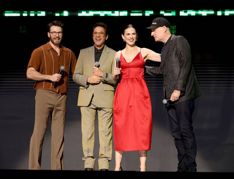 D23のステージに登壇した(左から)ヘイリー・アトウェル、クリス・エヴァンス、ロバート・ダウニー・Jr.、マーベル・スタジオ社長のケヴィン・ファイギ ©2026 MARVEL